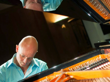 Internationally-renowned pianist Charles Owen